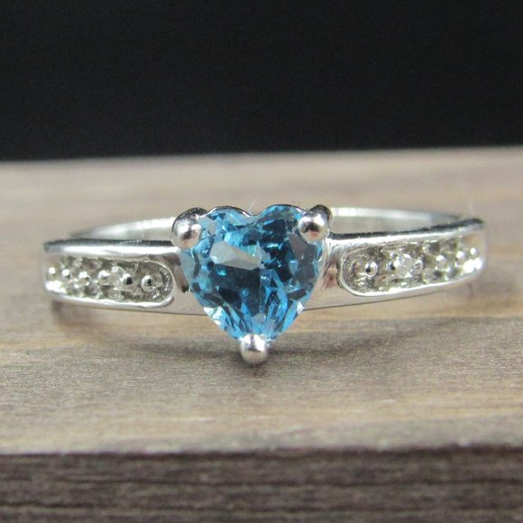Jewelry - Size 5.25 10K Gold Light Blue Topaz Heart Ring